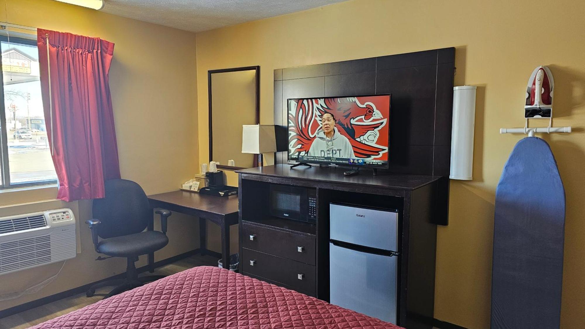 Budgetel Inn & Suites Fort Scott Bagian luar foto