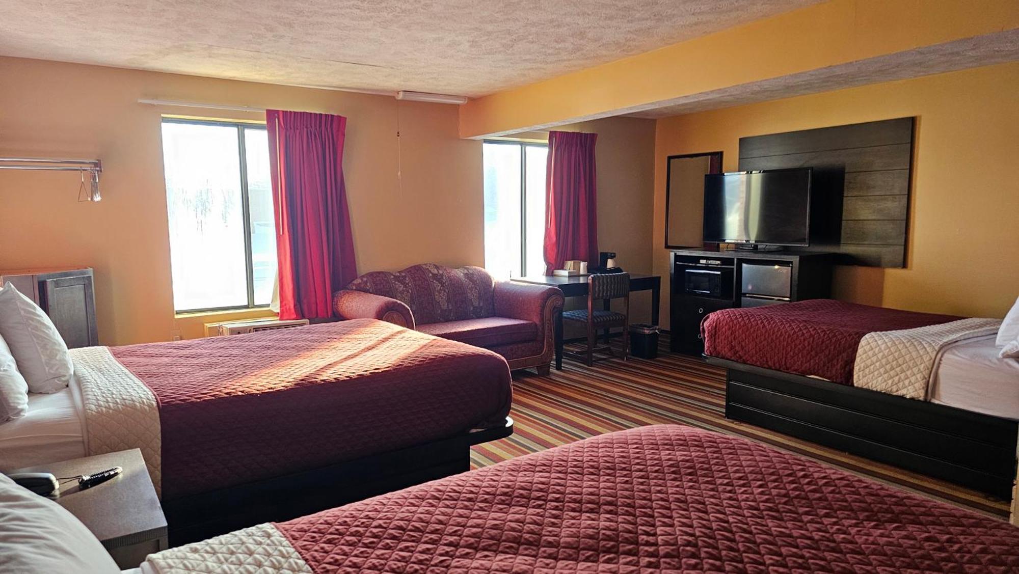 Budgetel Inn & Suites Fort Scott Bagian luar foto