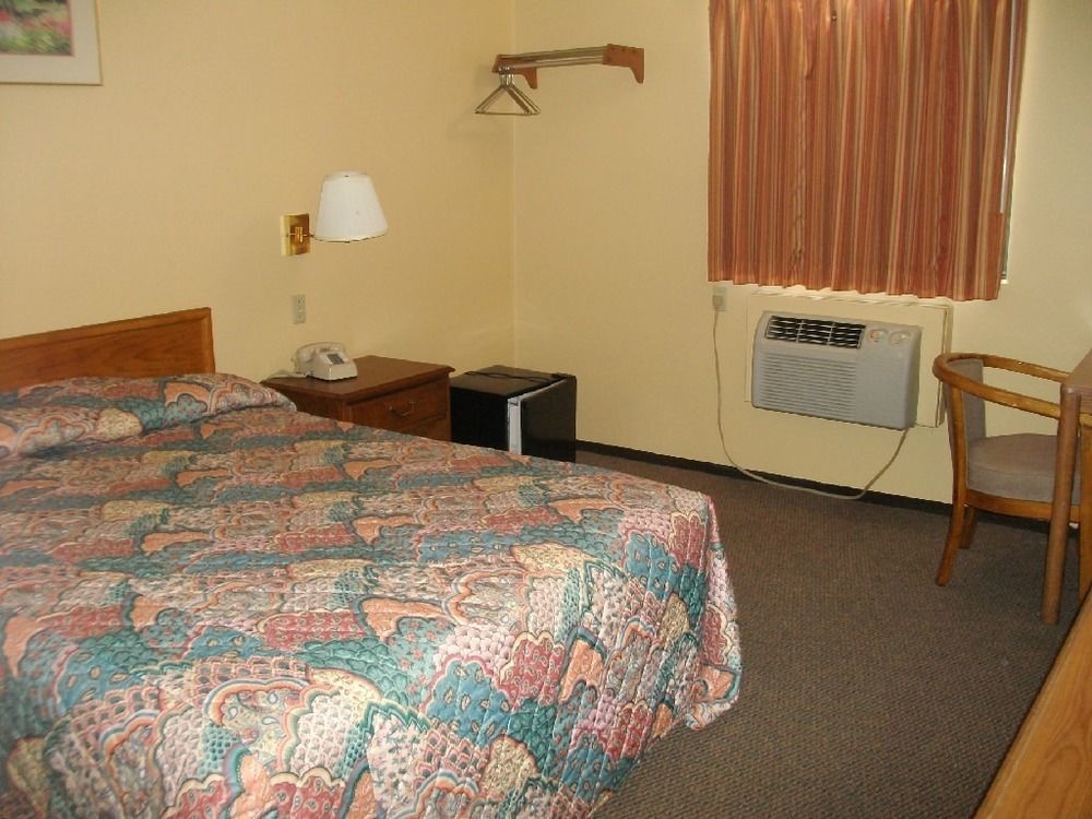 Budgetel Inn & Suites Fort Scott Bagian luar foto