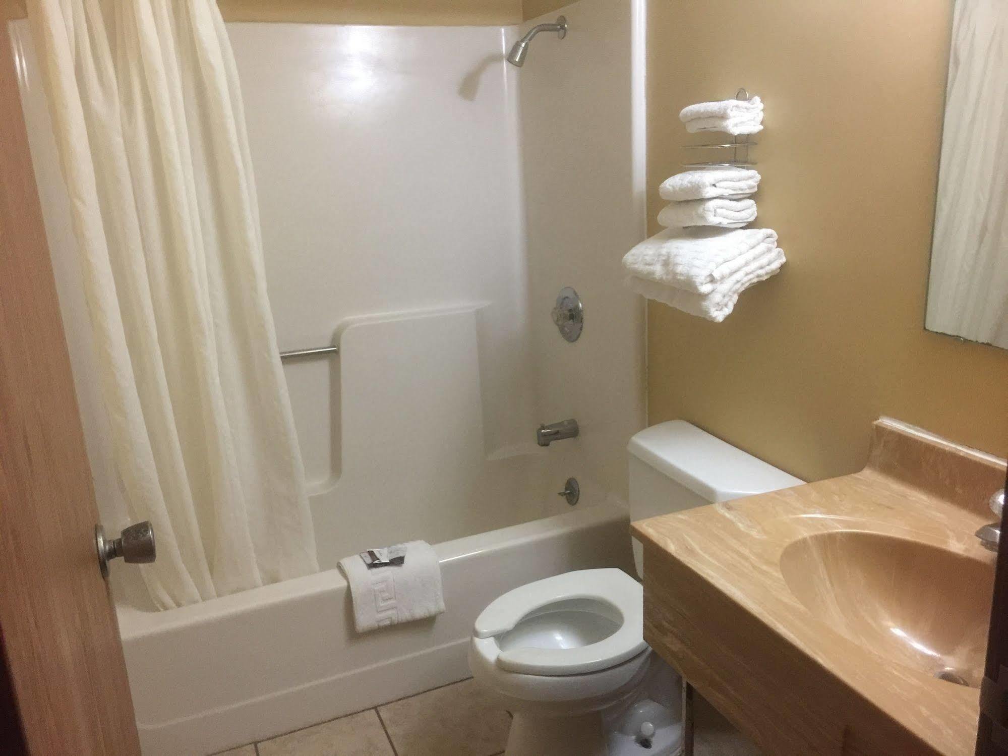 Budgetel Inn & Suites Fort Scott Bagian luar foto