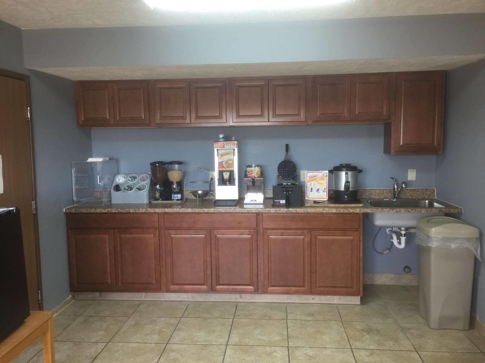 Budgetel Inn & Suites Fort Scott Bagian luar foto