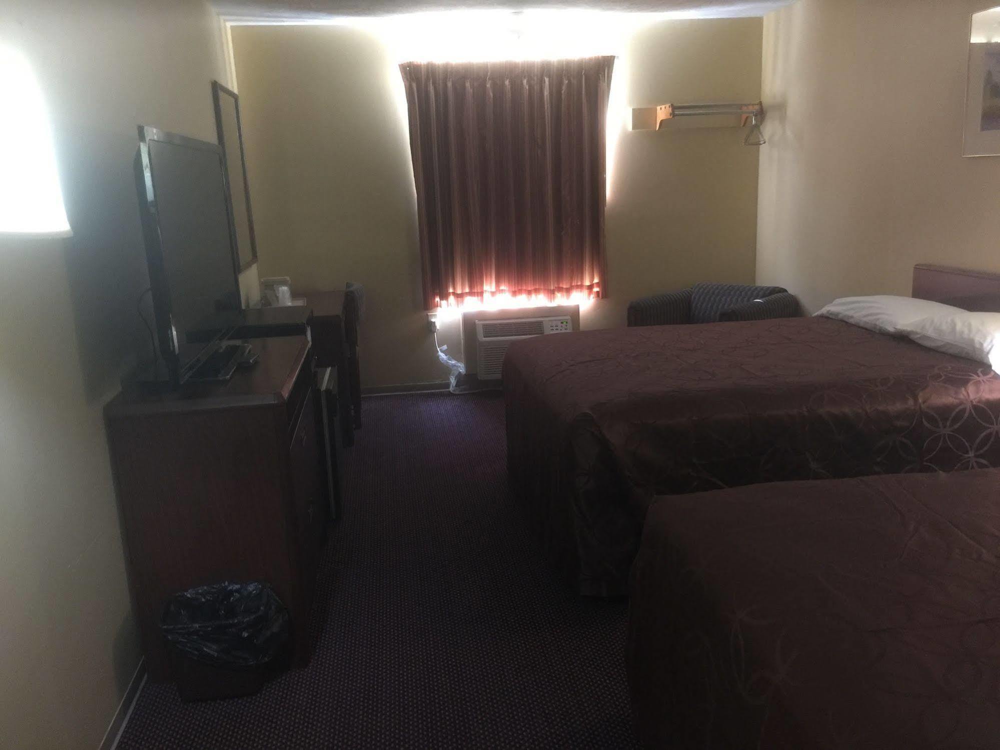 Budgetel Inn & Suites Fort Scott Bagian luar foto